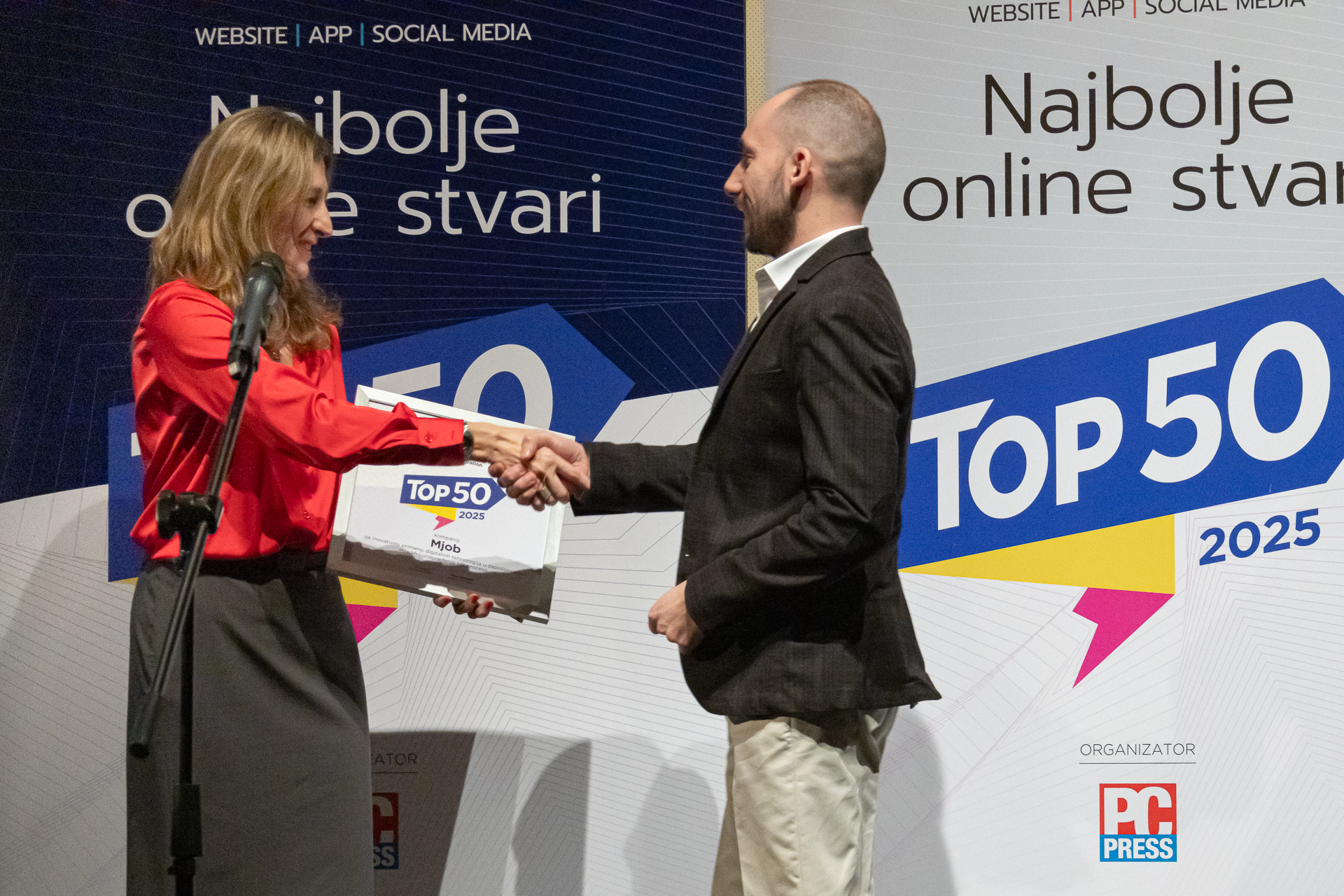 Srđan Stojaković, Digital Lead u Heads Adriatic preuzima priznanje za Digital Innovation na takmičenju Top 50 online stvari u Srbiji
